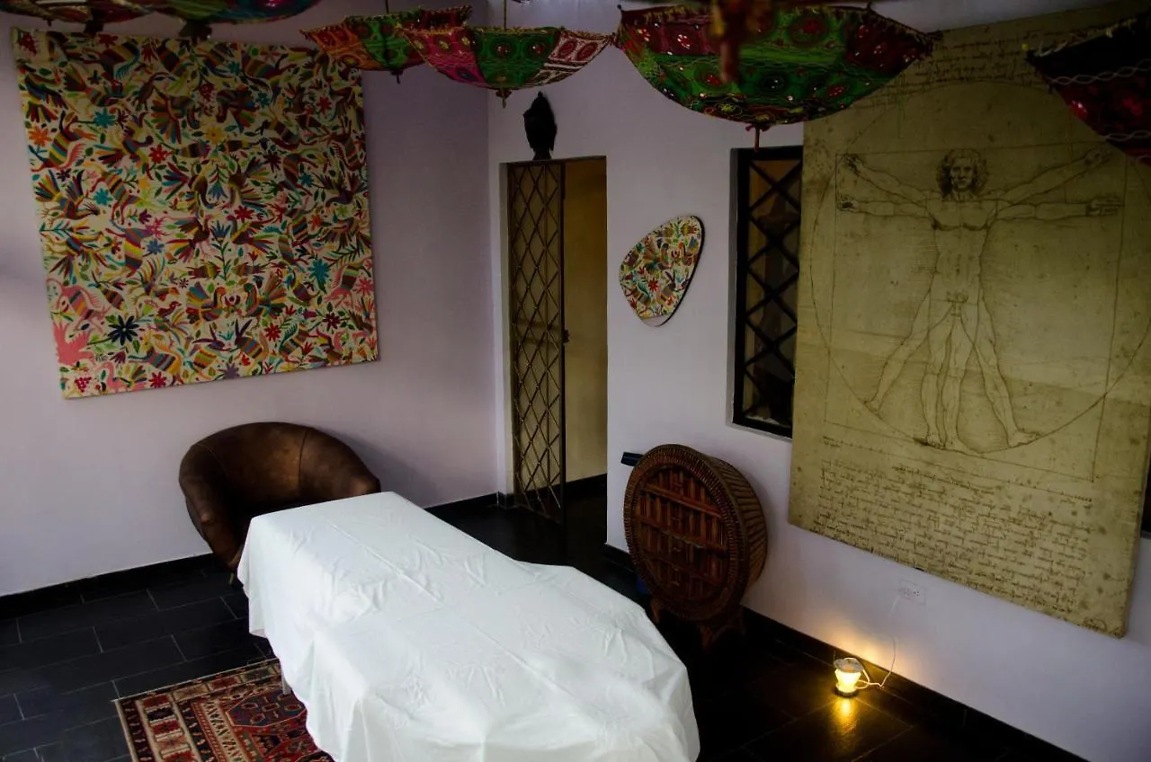 Lodge The Secret Buddha Μεντεγίν